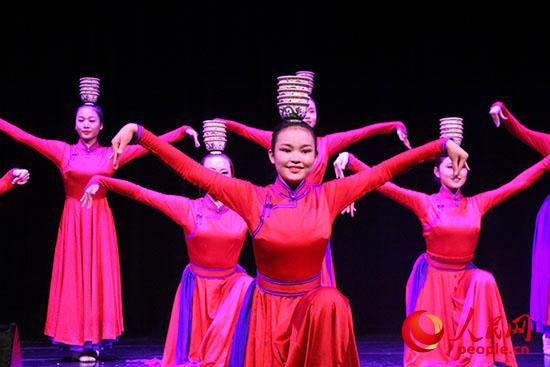 內(nèi)蒙古藝術(shù)學(xué)院舞蹈演員表演的群舞《祝福》拉開了“草原之聲”演出的帷幕。