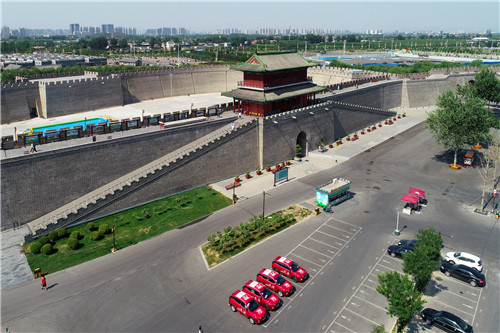 ”沿習(xí)之路“采訪車(chē)隊(duì)在正定縣古城南門(mén)下的免費(fèi)停車(chē)場(chǎng)。-河寧 攝(無(wú)人機(jī)航拍)_副本.jpg