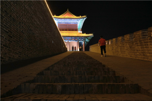 為了保護(hù)文物，消減火災(zāi)隱患，正定縣的旅游點(diǎn)，參觀者必須接受禁帶火種檢查。-河寧 攝.jpg